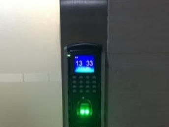 南山科技园玻璃双门门禁考勤系统的安装与维修